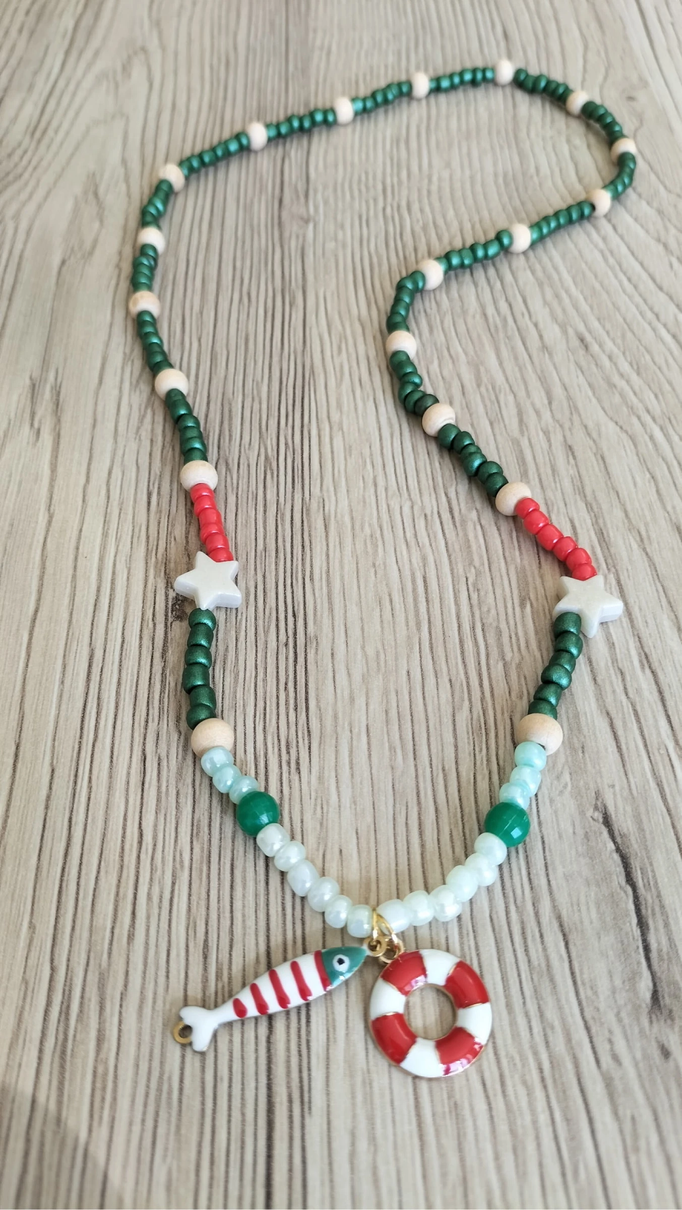 Collier à perles avec charms poisson bouée 